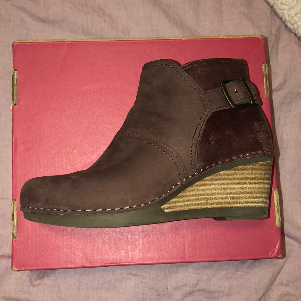 Dansko women’s Shirley ankle wedge bootie 37